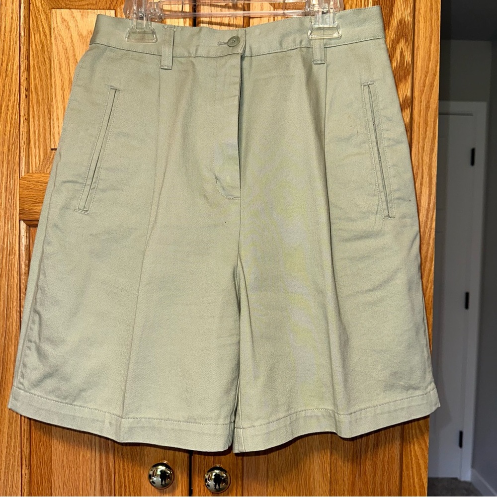 Casual Corner Lady’s Green Shorts 100% cotton size 4 made in Hong Kong